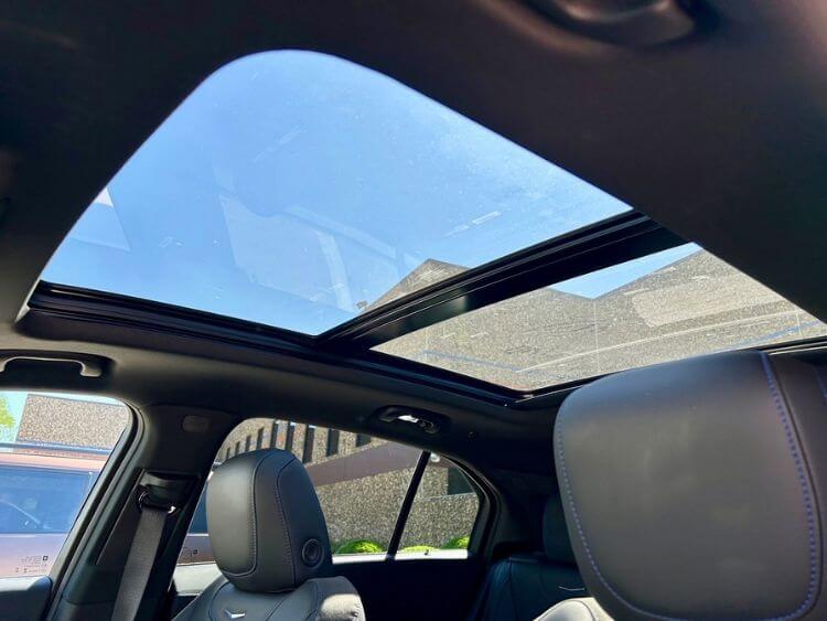 2024-cadillac-xt4-sunroof-carpro.jpg