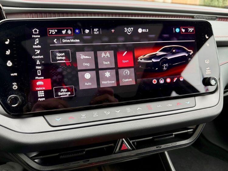 2024-dodge-charger-drive-mode-screen