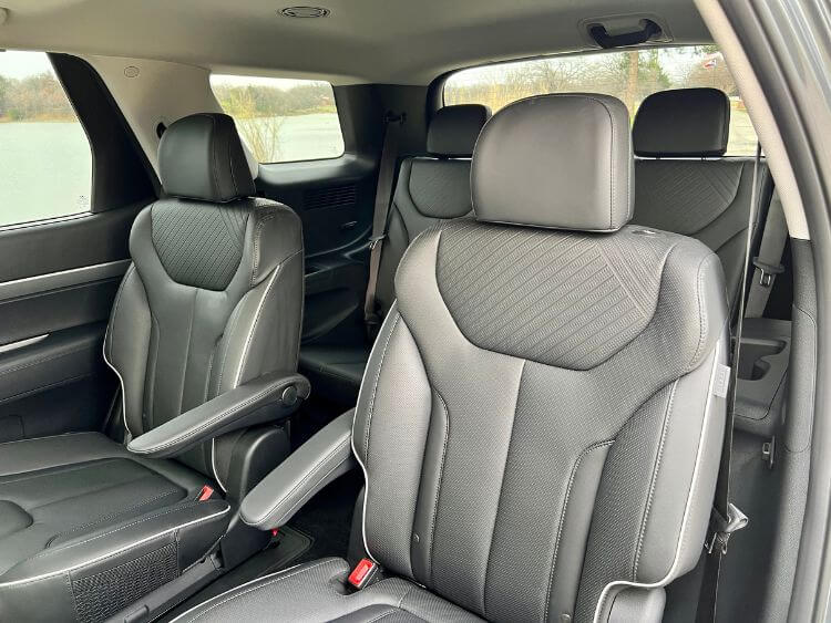 2024-hyundai-palisade-xrt-captain-chairs-2-carpro..jpg