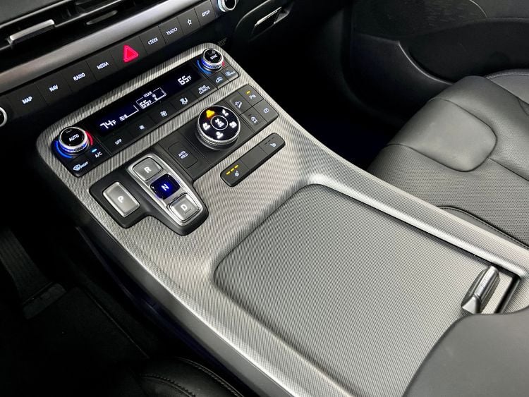 2024-hyundai=palisade-xrt--center-console-carpro..jpg.