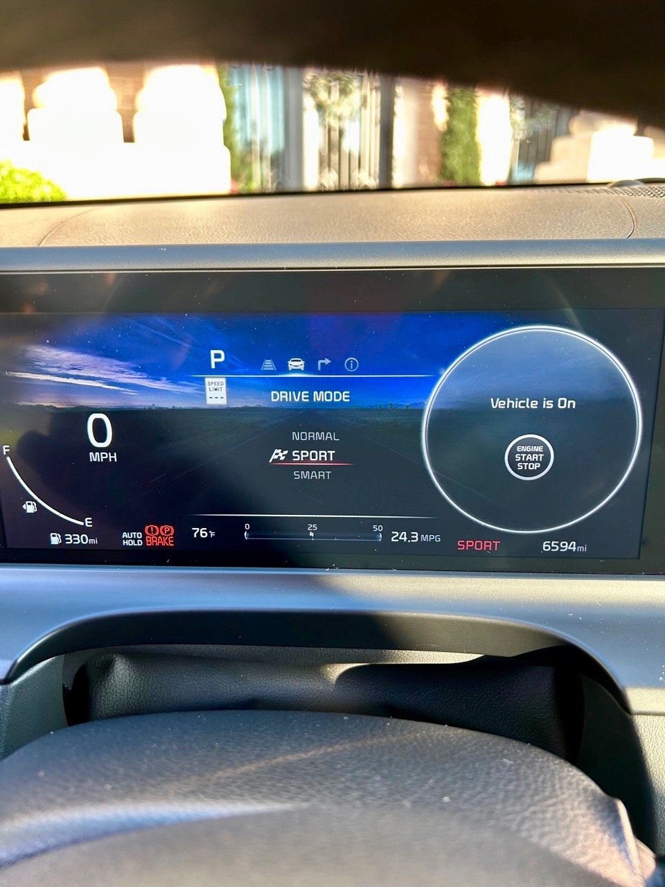 2024-kia-seltos-sx-digital=display-carpro.