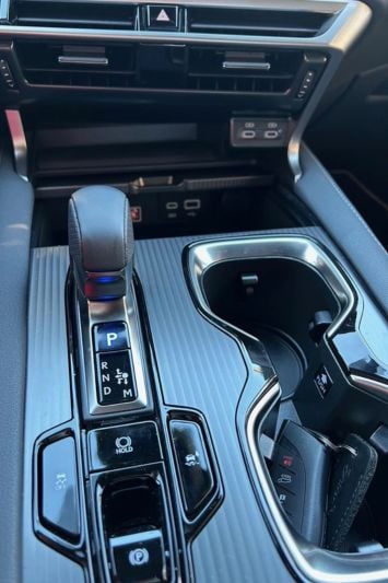 2024-lexus-500h-fsport-console-carpro