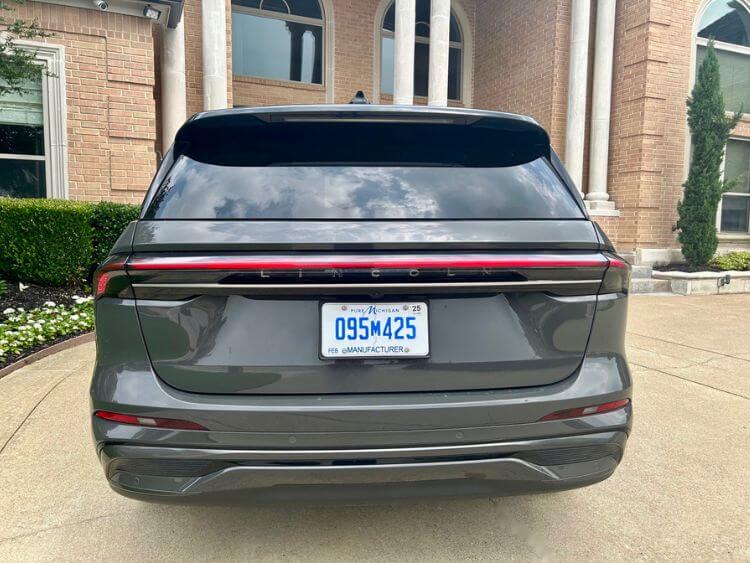 2024-lincoln-nautilus-black-label-exterior-tail-end.jpg