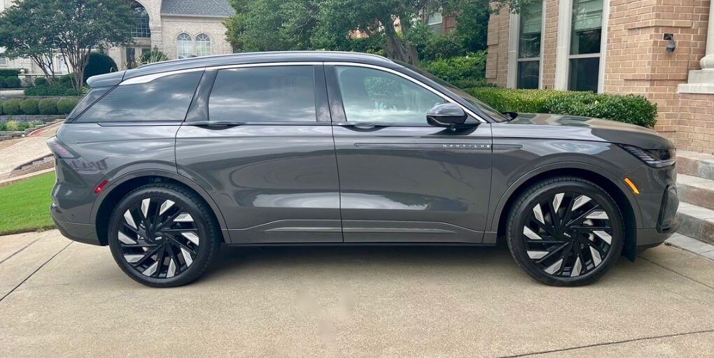 2024 Lincoln Nautilus Black Label in Chroma Caviar Dark Gray Metallic. Photo: CarPro.