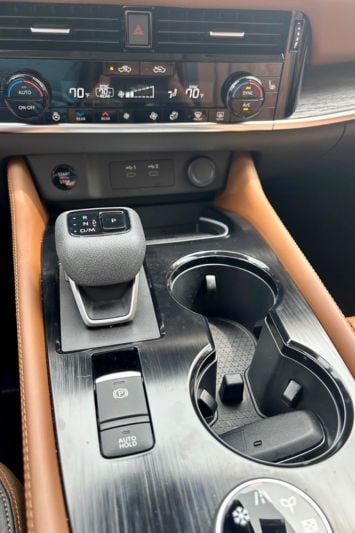 2024-nissan-rogue-platinum-console-1-jerry-carpro.jpg