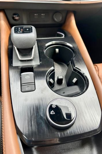 2024-nissan-rogue-platinum-console-2-jerry-carpro.jpg