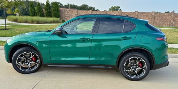 2025 Alfa Romeo Stelvio Veloce hero2-carpro