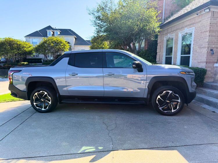 2025-Chevy Silverado LT-profile--carpro.jpg