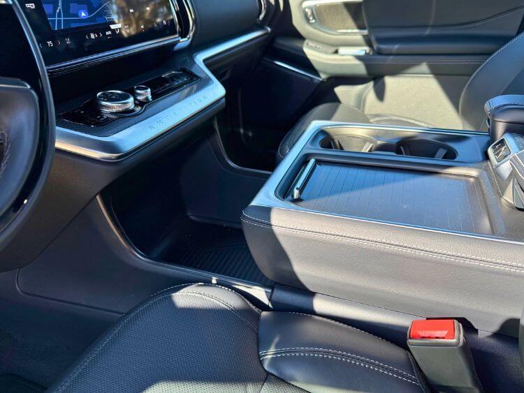 2025-Ford-Expedition-Platinum-max-console-02-CarPro.jpg