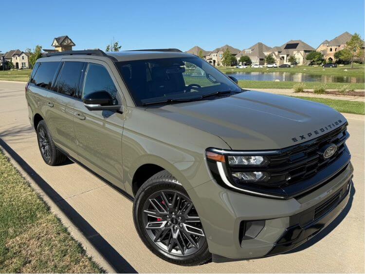2025-Ford-Expedition-Platinum-max-exterior-02-CarPro.jpg