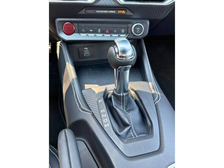 2025-Ford-MustangGTPremium-convertible-gear-shift.
