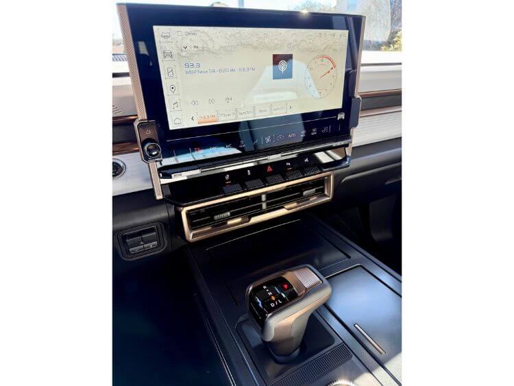 2025-GMC-Hummer-3X-multimedia-screen-