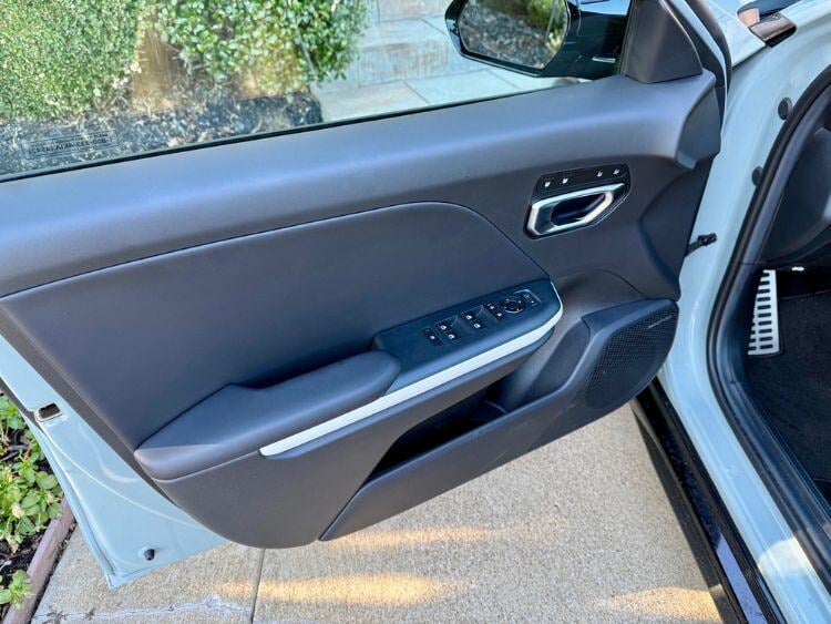 2025-Kia-K4-GT-Line-door-panel-2-carpro .jpg