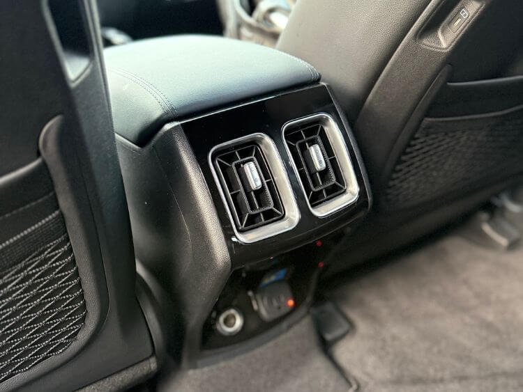 2025-Kia-Sorento-SX-Prestige Hybrid-2nd-row-ac-carpro.jpg