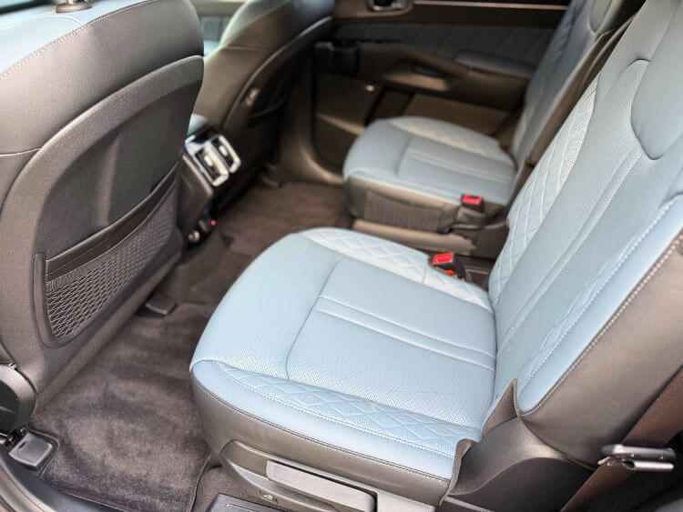 2025-Kia-Sorento-SX-Prestige Hybrid-2nd-row-carpro.jpg