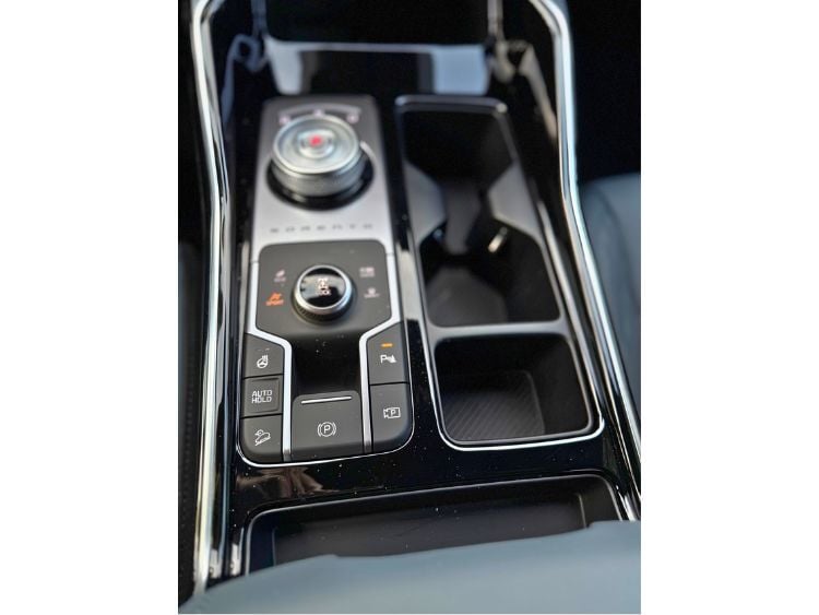 2025-Kia-Sorento-SX-Prestige Hybrid-console-carpro.jpg