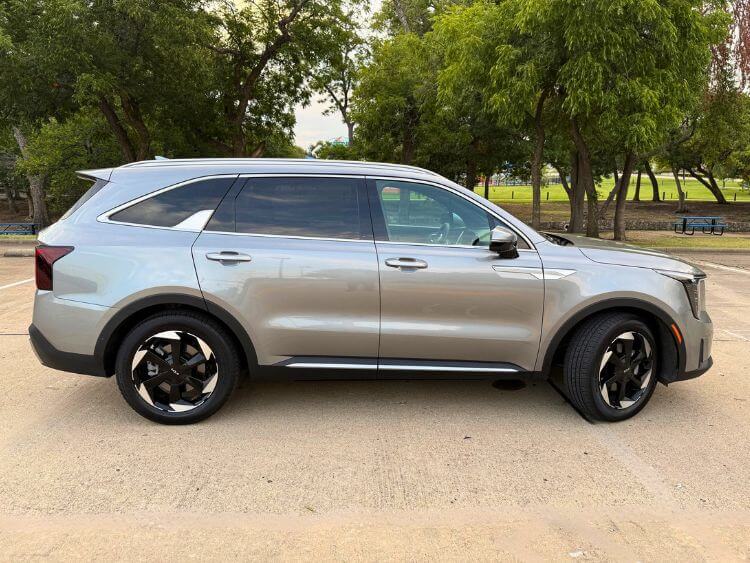 2025-Kia-Sorento-SX-Prestige Hybrid-exterior-profile-carpro.jpg