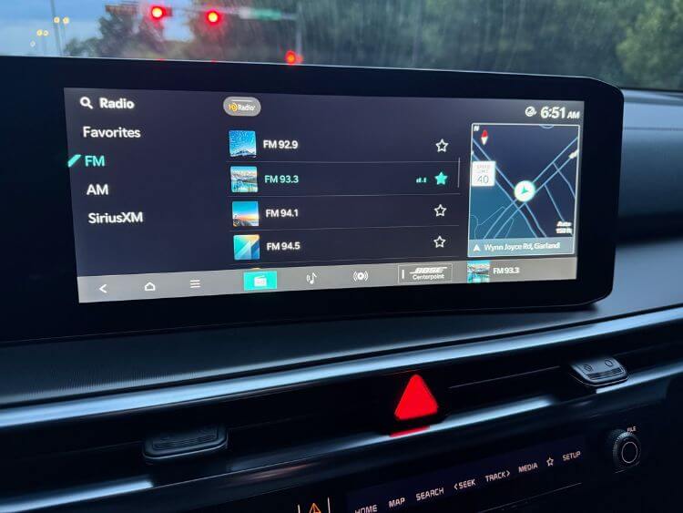 2025-Kia-Sorento-SX-Prestige Hybrid-touchscreen-carpro.jpg