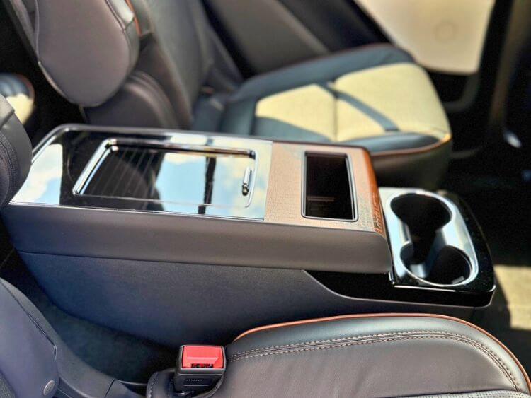 2025-Lincoln-Aviator-Black-Label-console-close-carpro.jpg.