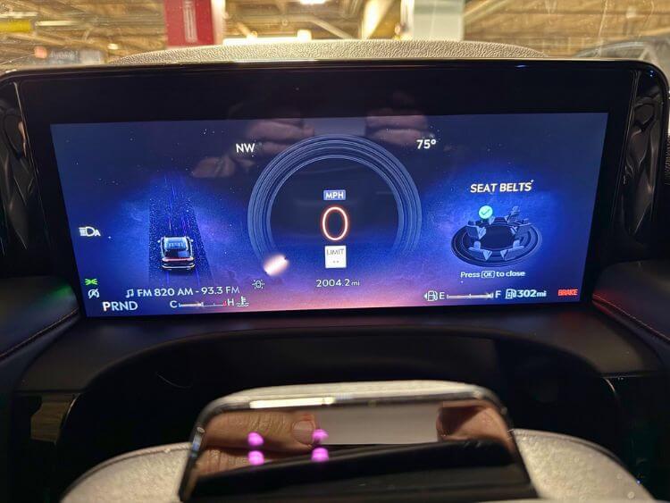 2025-Lincoln-Aviator-Black-Label-digitral-display-seatbelts