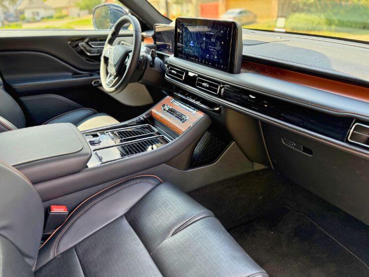 2025-Lincoln-Aviator-Black-Label-passenger-side-carpro.jpg