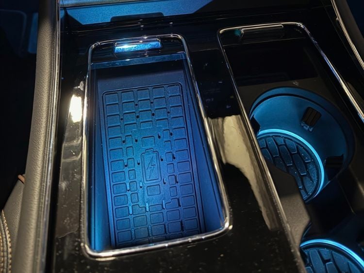2025-Lincoln-Aviator-Black-Label-wireless-charger-lighting-2-carpro.jpg