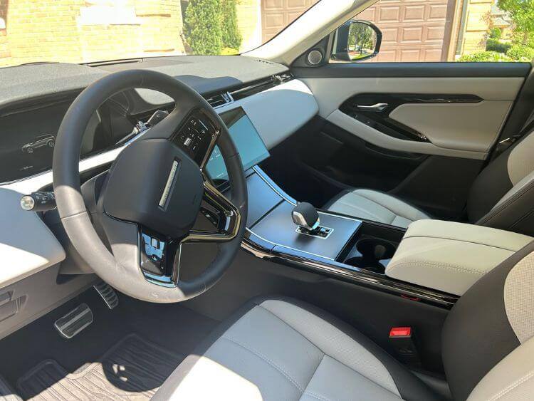 2025-Range-Rover-Evoque-Dynamic-SE-interior-1-carpro .jpg