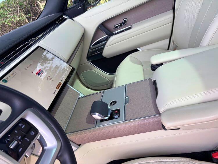 2025-Range-Rover-SE-long-wheelbase-center-console-carpro-jpg (1)