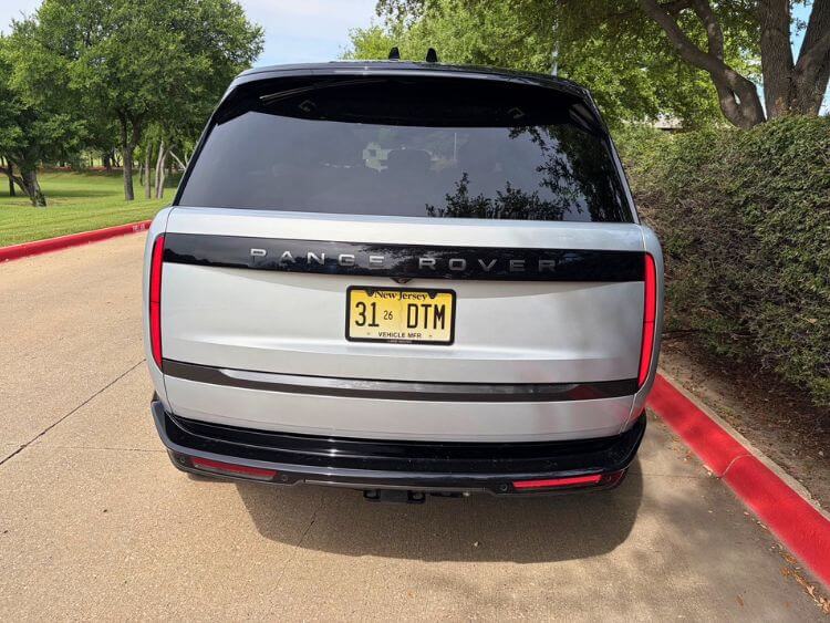 2025-Range-Rover-SE-long-wheelbase-exterior-3-tail-end-carpro-jpg