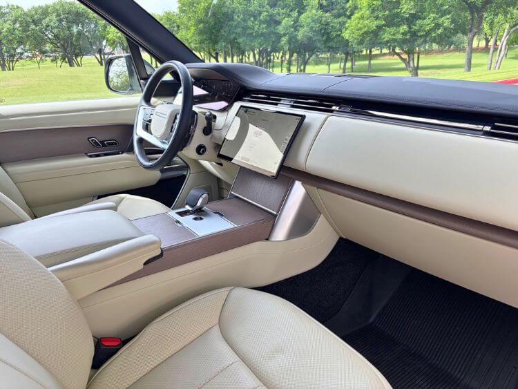 2025-Range-Rover-SE-long-wheelbase-passenger-side-carpro-jpg