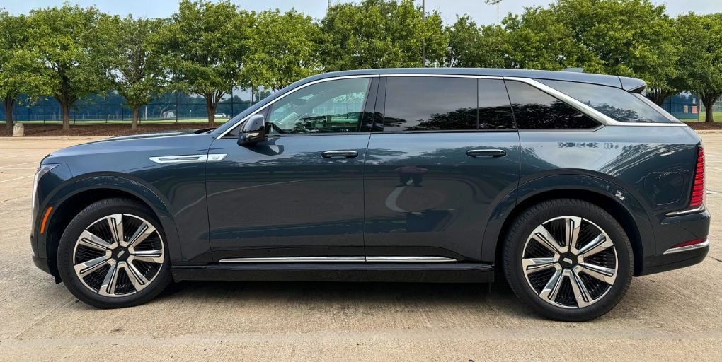 2025-cadillac-escalade-iq-feature-2-carpro