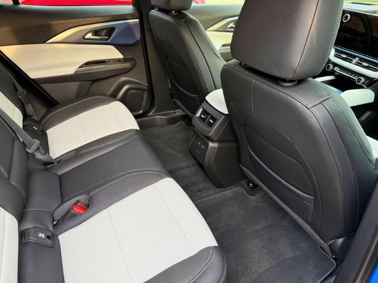 2025-chevrolet-equinox-LT-2nd-row