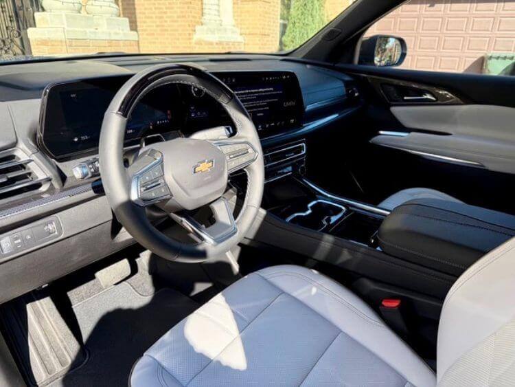 2025-chevy-traverse-interior-3-carpro.jpg