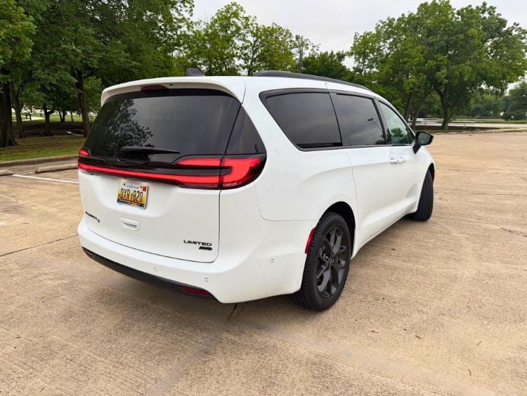 2025-chrysler-pacifica-limited-exterior-5.jpg