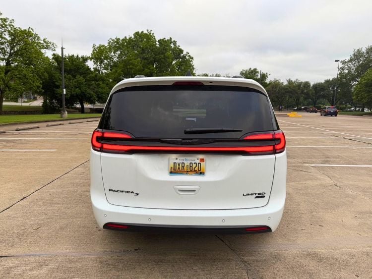 2025-chrysler-pacifica-limited-exterior-6.jpg