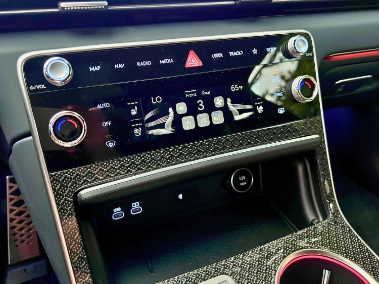 2025-genesis-gv80-coupe-center-stack.