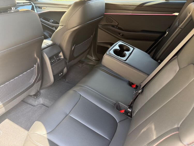 2025-jeep-Wagoneer-S-2nd-row