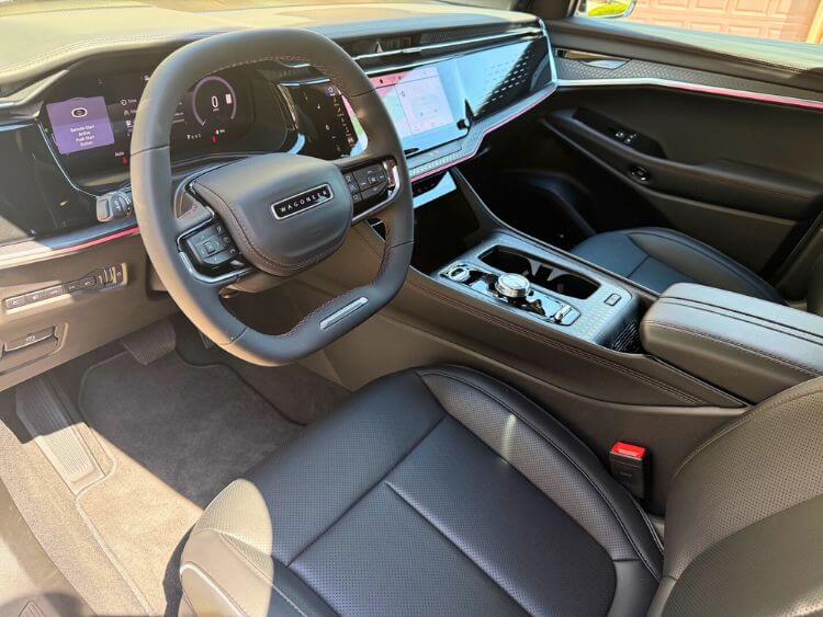 2025-jeep-Wagoneer-S-cabin-hero