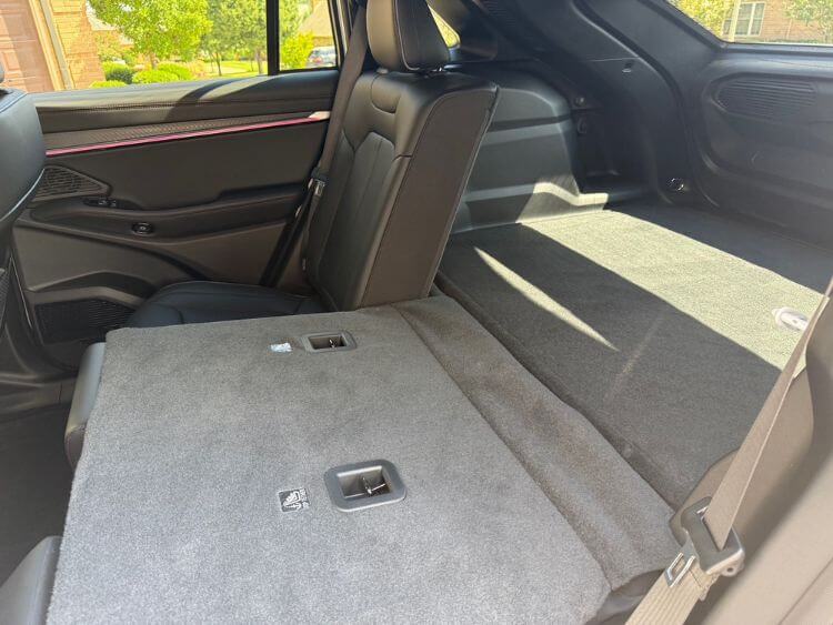 2025-jeep-Wagoneer-S-seats-down