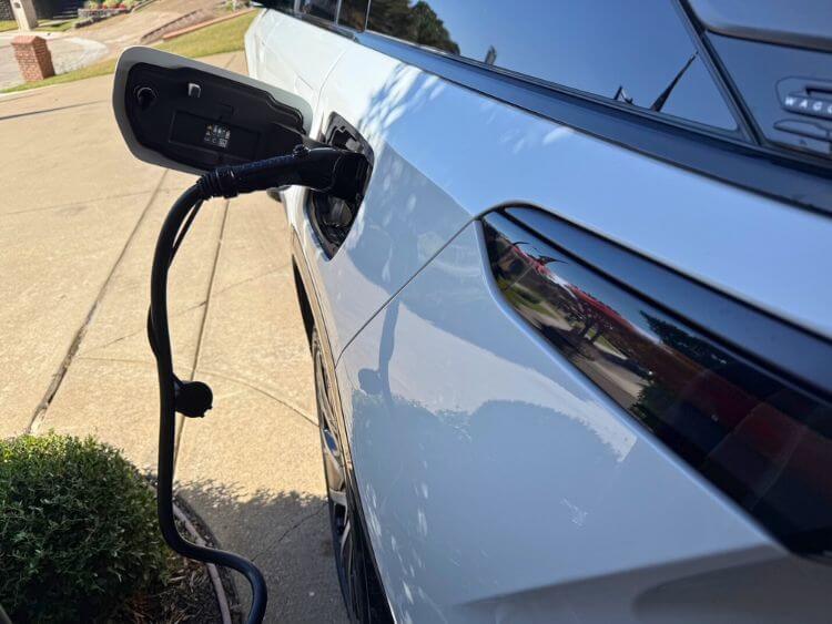 2025-jeep-wagoneer-s-charging-02