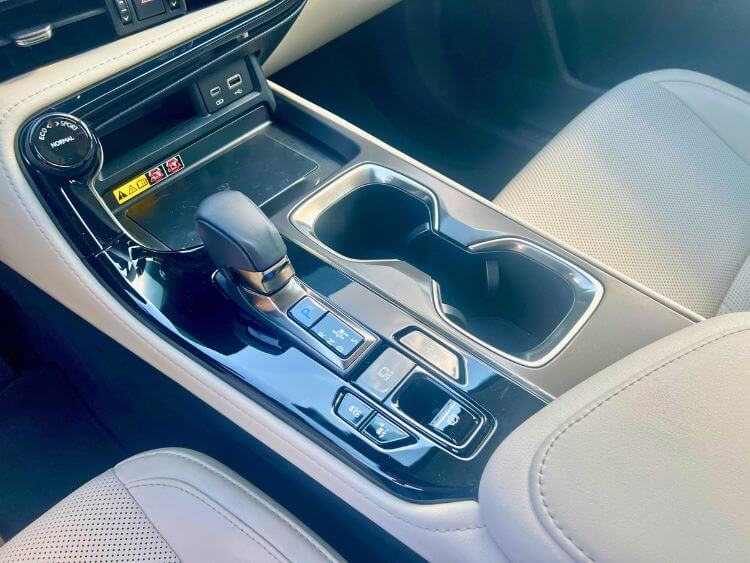 2025-lexus-350h-luxury-console.