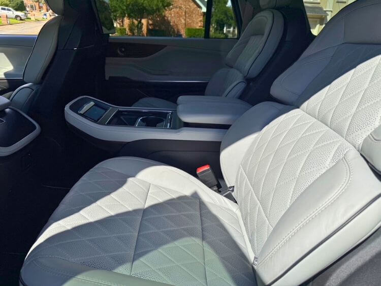 2025-lincoln-navigator-black-label-2-carpro