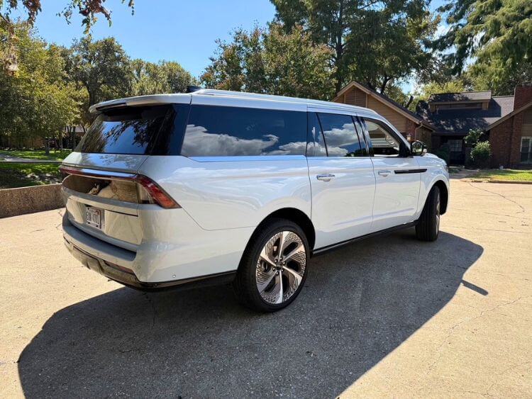 2025-lincoln-navigator-black-label-exterior-1-carpro