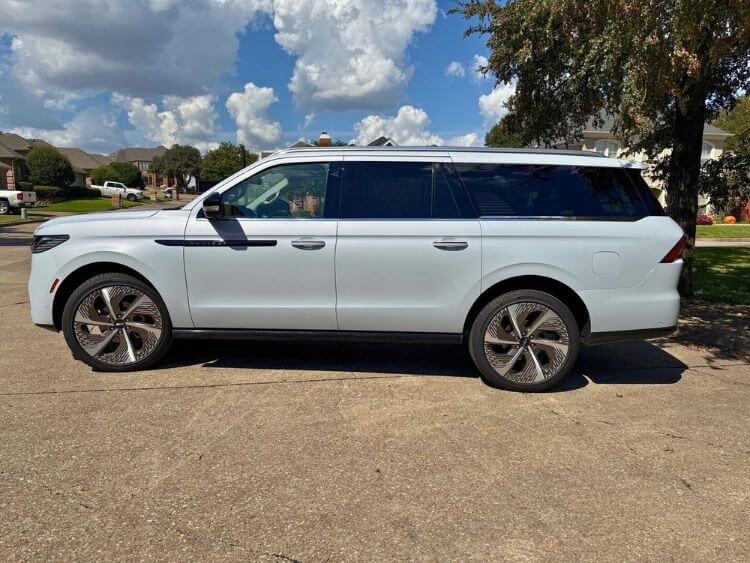 2025-lincoln-navigator-black-label-exterior-2-carpro