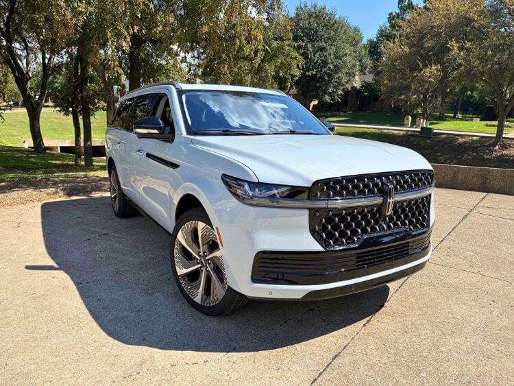 2025-lincoln-navigator-black-label-exterior-4-carpro