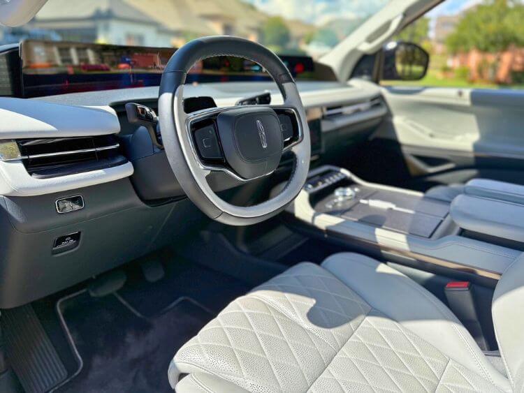 2025-lincoln-navigator-black-label-interior-hero-carpro