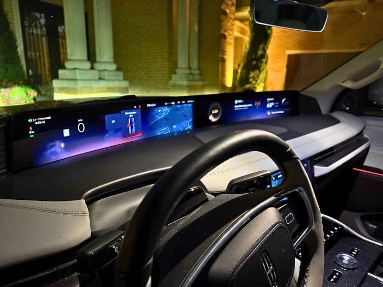 2025-lincoln-navigator-black-label-screen-7-carpro