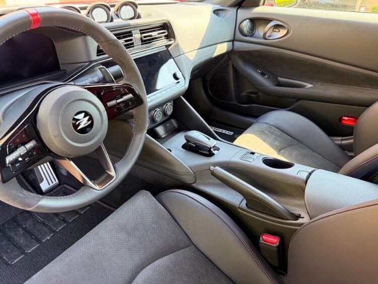2025-nissan-z-nismo-steering-wheel