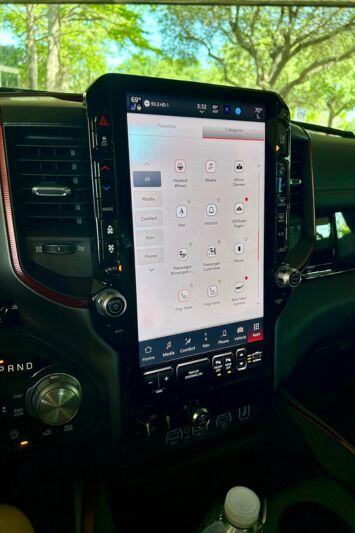 2025-ram-1500-rebel-multimeida-3-screen