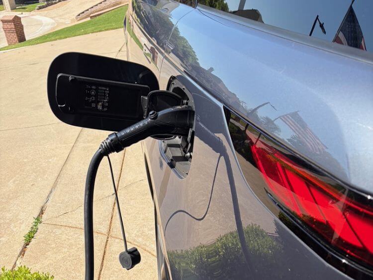 2025-range-Rover-Sport-SE-Dynamic-PHEV-charging-1 (1)